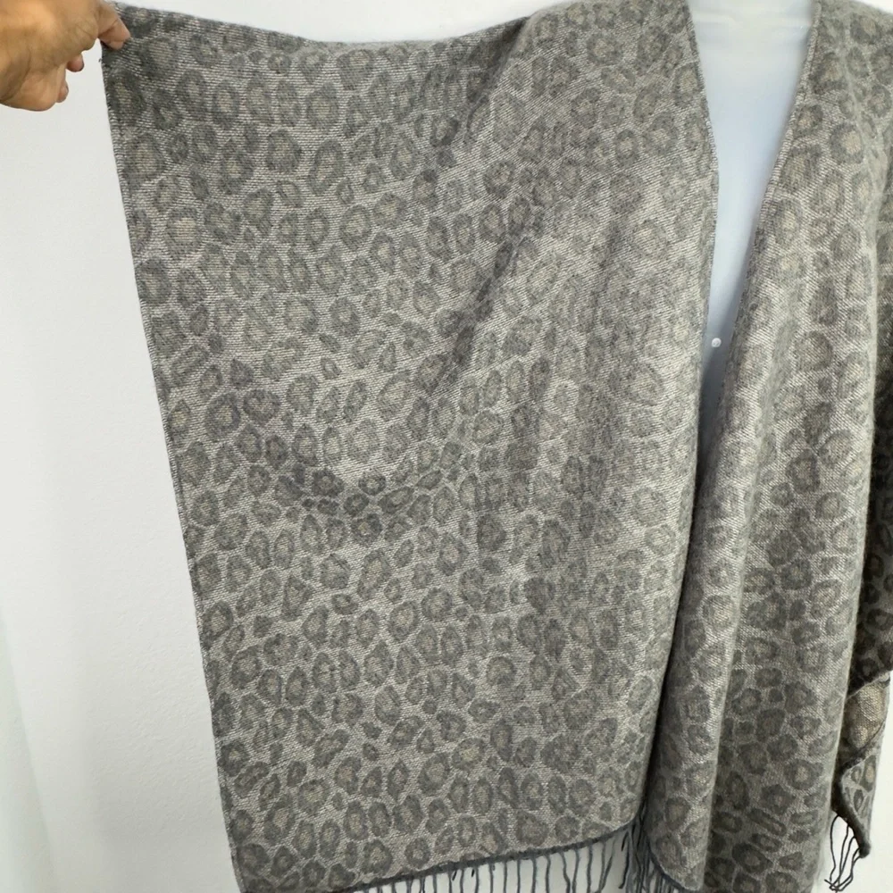 Woolrich Poncho Womens OS Grey Leopard Print Open Front Draped Fringe Boho Shawl